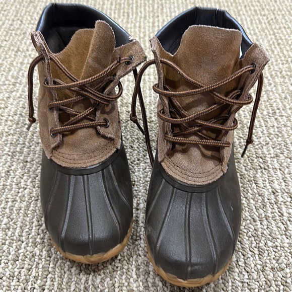 BASS brand BOOTS. YOUTH SIZE 5. Rubber soles. Suede uppers. Original laces. - Picture 3 of 10